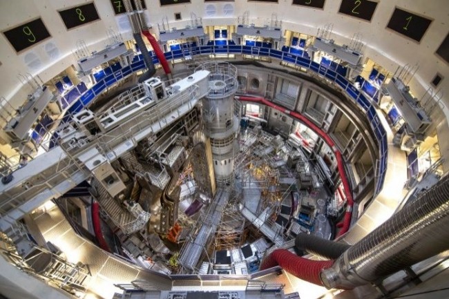 Au cœur du tokamak en cours d'assemblage. Une machine en forme d'anneau d’environ 30 mètres de diamètre, appelée à être soumise à des contraintes très élevées, en particulier de température. (Photo : ITER Organization/EJF Riche)