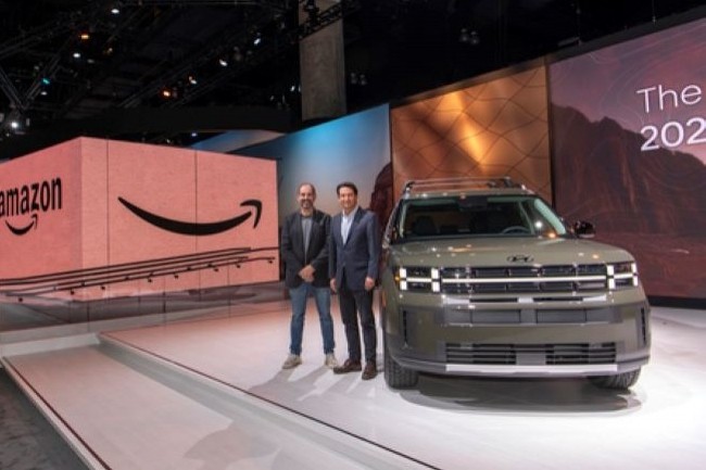 José Muñoz, président et directeur des opérations de Hyundai Motor Company (à droite), et Marty Mallick, vice-président d’Amazon, sur la scène du salon de l'automobile de Los Angeles. (Photo : Business Wire)