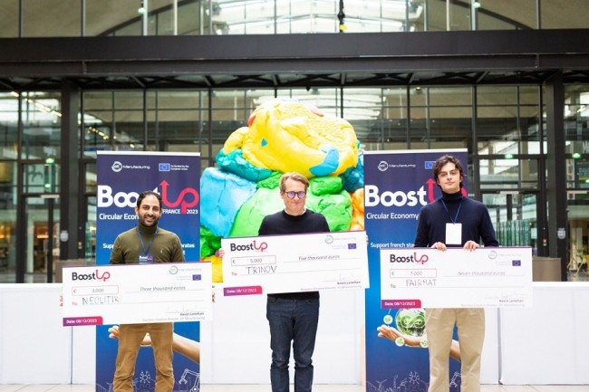 Les gagnants du concours de start-ups BoostUp ! (de gauche à droite) : Marc Dib, fondateur de Neolitik (3e), Dan Dassier, fondateur de Trinov (2e), et le premier prix pour Matis Veniant, chef de projet développement durable chez Fairmat. (Crédit : EIT Manufacturing)