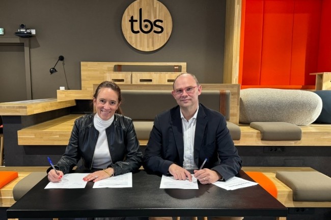 Les signataires de la chaire IA et data Stphanie Lavigne, directrice gnrale de TBS Education, et Thomas Henin, directeur marketing groupe dApem dans le cadre dun partenariat de 3 ans. (Crdit : TBS/Apem)