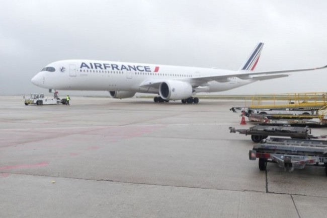 Un avion Air France sort de sa position de parking pour rejoindre la piste. La phase de prparation des avions ncessite lintervention de multiples mtiers, travaillant avec des applications connectes en temps rel. (Photo : R.F.)