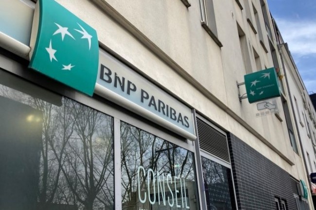 Un immeuble BNP Paribas boulevard des Italiens, à Paris. Le programme de transformation de la banque courant de 2022 à 2025 vise à porter 60% du portefeuille applicatif sur le cloud, en privilégiant les conteneurs. (Photo : Boubloub / CC BY-SA 4.0)