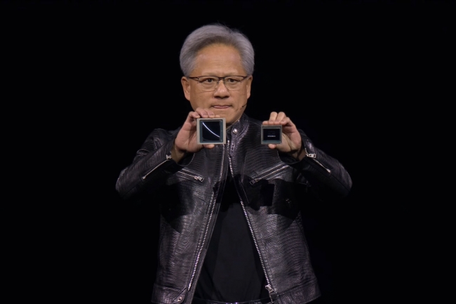 Le CEO de Nvidia Jenseng Huang a prsent  San Jos lors de la GTC 2024 ses acclrateurs GPU Blackwell ( gauche) succdant aux puces Hooper ( droite). (Crdit Nvidia), 