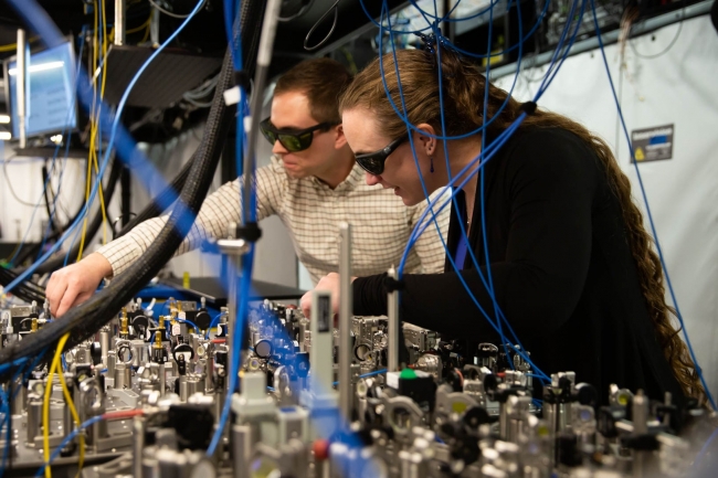 Les scientifiques de Quantinuum ajustent un rseau de lignes de faisceaux utilis pour dlivrer des impulsions laser dans les ordinateurs quantiques de la srie H. (Crdit Quantinuum)