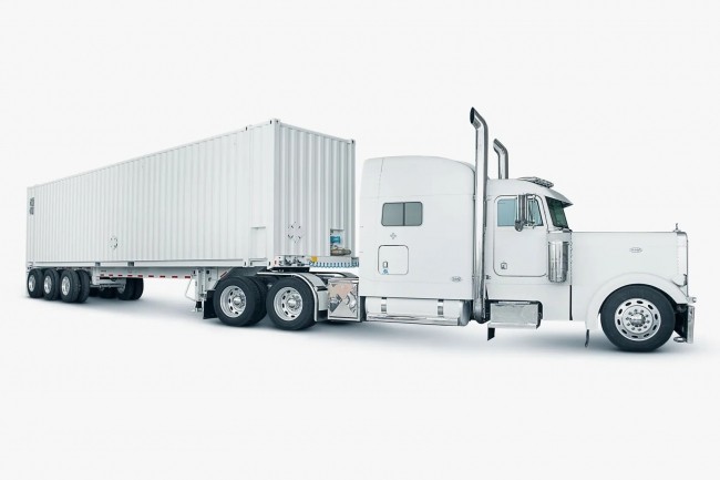 Le camion AWS Snwomobile avec son container taiet capable de stocker jusqu' 100 Po  transfrer sur son cloud (S3 ou Glacier). (Crdit AWS)