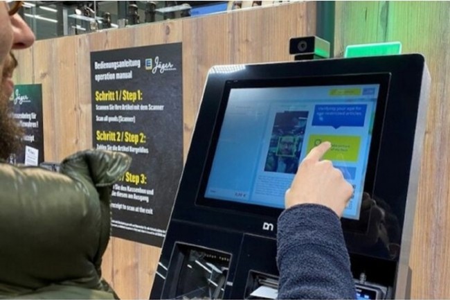 Une camra capture les caractristiques du visage d'un client et les value  l'aide de l'IA pour vrifier automatiquement si la personne dpasse la limite d'ge pour l'achat d'alcool, par exemple. (Photo : Diebold Nixdorf)