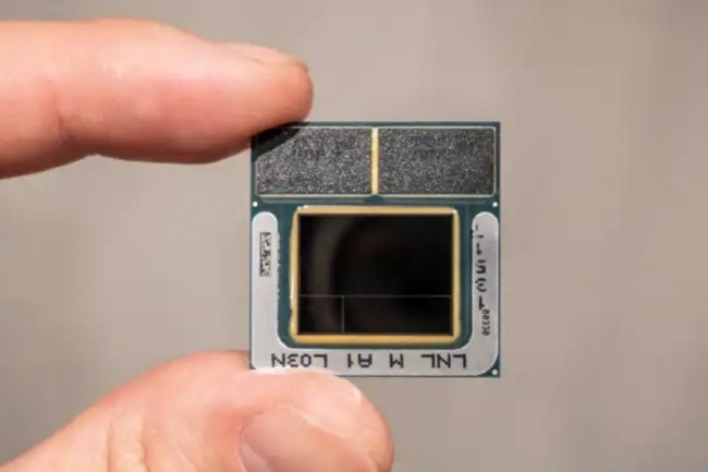 La puce Lunar Lake d'Intel avec ses deux mmoire DDR5. (Crdit Adam Patrick Murray / IDG)
