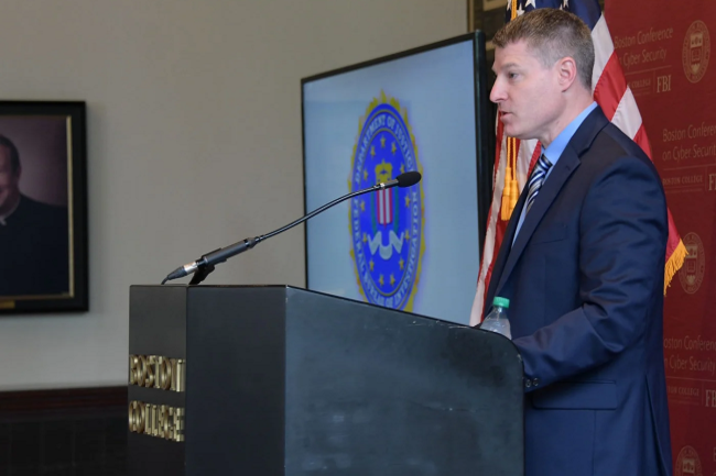 Bryan Vorndran, directeur adjoint de la division cyberscurit du FBI, a prsent les dernires annonces sur le groupe de ransomware Lockbit. (Crdit Photo: FBI)