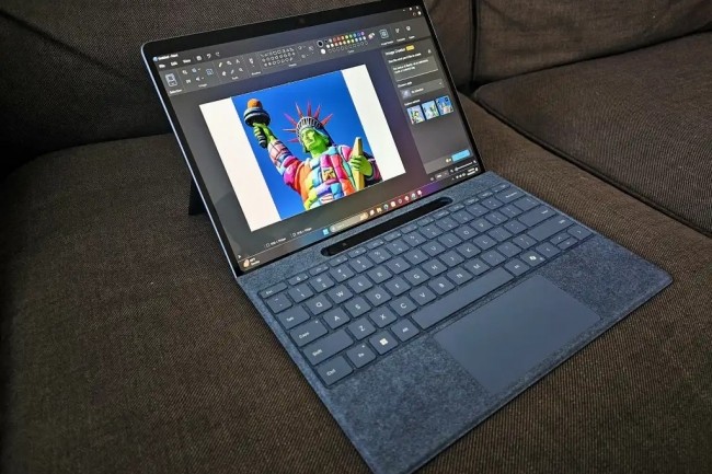 Le clavier de la Surface Pro 2024 doit tre charg avant usage. (Crdit M.Hachman/IDG)