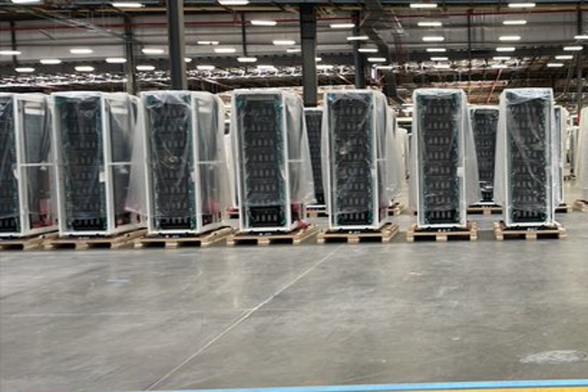 Micahel Dell a montr les racks destins au supercalculateur mis en place pour Grok de xAI. (Crdit Photo : Twitter)