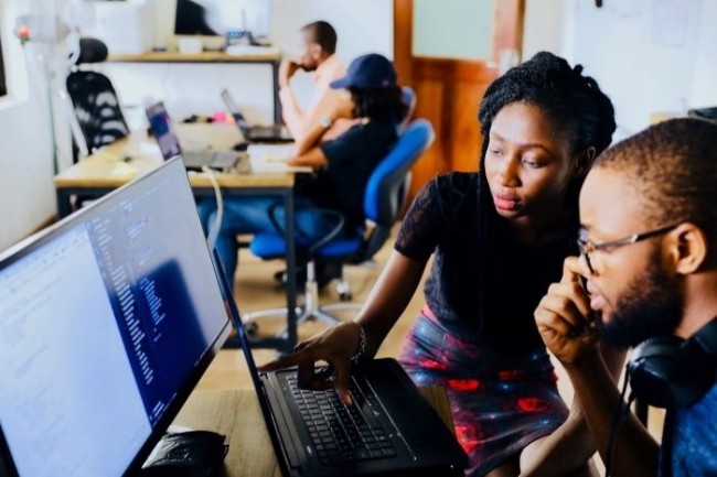 Mme si la philosophie du hackathon prend sa source dans les communauts de dveloppeurs, en entreprise, il faut viser une participation dpassant les seuls profils techniques. (Photo : Desola Lanre Ologun / Unsplash)