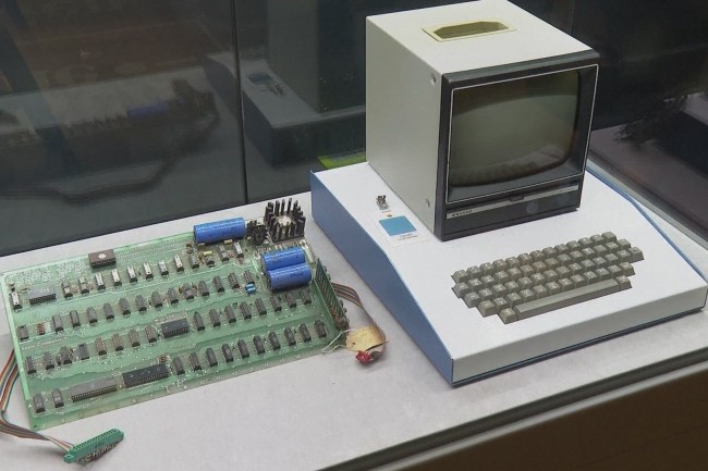 En 1976, l'Apple-1 tait constitu uniquement d'une simple carte mre, il fallait l'intgrer dans un botier avec une alimentation, ajouter un clavier, et un cran de tlvision pour le faire fonctionner. (Crdit D.R.) 