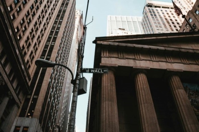 Wall Street sest habitu  voir lIA fleurir dans les rapports annuels des grandes entreprises cotes. Le plus souvent comme un facteur de risque. (Photo : Aditya Vyas/Unsplash)