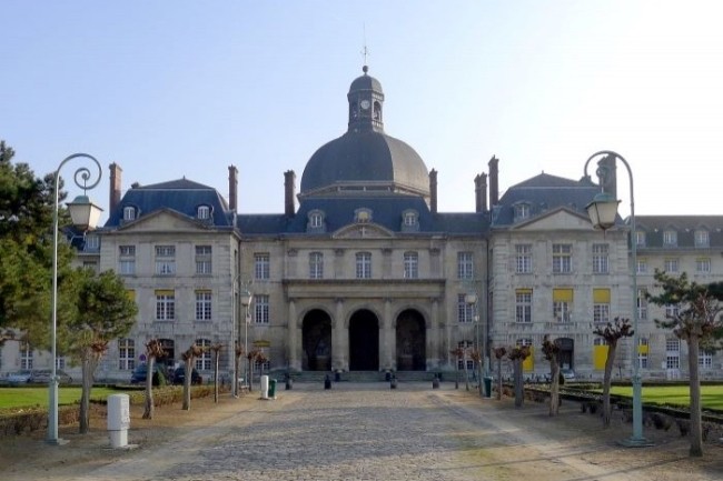 Le pavillon central de lhpital de la Salptrire, un des tablissements du GHU Sorbonne Universit qui a servi de test au dploiement de la solution de GMAO dIsilog. (Mbzt / CC BY-SA 3.0)