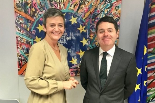 Margrethe Vestager, Commissaire europenne  la concurrence, avec Paschal Donohoe, ministre des Finances du gouvernement irlandais, hier  Bruxelles. (Crdit : Twitter/@Paschald)