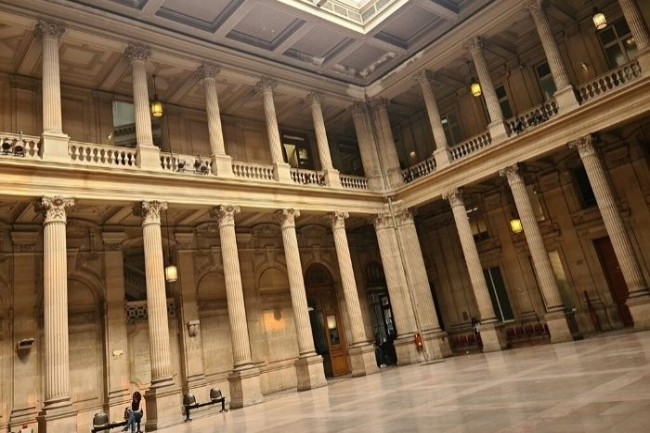 La salle des pas perdus du tribunal de commerce de Paris. Le 19 juillet, en rfr, Thales y a obtenu le respect des contrats signs avec VMware jusqu leur chance, extensions incluses. (Photo : Formaloi)