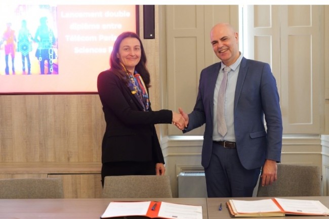 La signature du partenariat avec Natacha Valla, doyenne de l'cole du management et de l'impact  Sciences Po et Bertrand David, directeur de l'enseignement de Tlcom Paris. (Crdit : Sciences Po/Tlcom Paris)