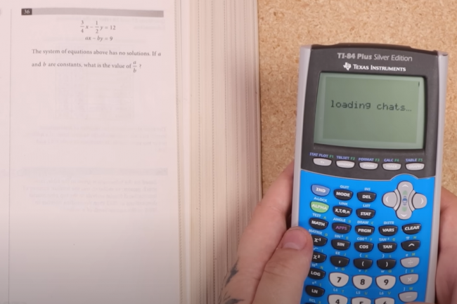 Tricher n'est pas jouer avec la TI-84 trafique par le hacker ChromaLock. (crdit : CrhomaLock)