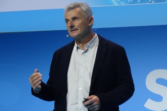 Benoit Dageville, co-fondateur et directeur des produits de Snowflake a inaugur l'vnement parisien regroupant 1 400 personnes au Cnit. (Crdit Photo : JC)