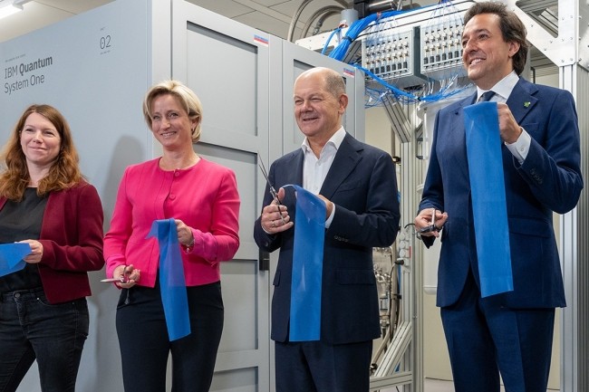 Le chancelier allemand Olaf Scholz a inaugur ce 1er octobre le premier centre d'informatique quantique d'IBM situ hors destats-Unis. (Crdit IBM)