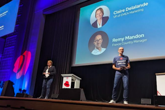 Sur scne aux cts de Claire Delalande (vice-prsidente EMEA marketing de Red Hat), Remy Mandon (country manager France de Red Hat) a introduit les dernires tendances business lors du dernier Summit Connect de l'diteur au chapeau rouge  Paris  la Maison de la Mutualit ce 8 octobre 2024. (crdit : D.F.)