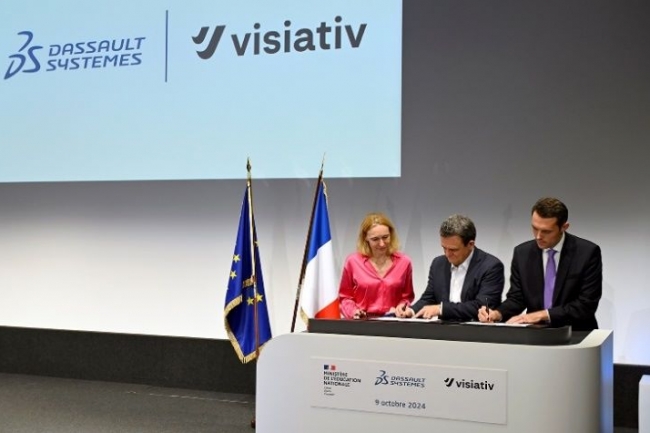 La signature de la convention tripartite avec de gauche  drtoite Florence Verzelen, directrice gnrale adjointe en charge des industries, du marketing, et du dveloppement durable de Dassault Systmes,  Laurent Fiard, prsident directeur gnral de Visiativ.et Alexandre Portier, ministre dlgu en charge de la Russite scolaire et de lEnseignement professionnel (Crdit : Loran Dherines)