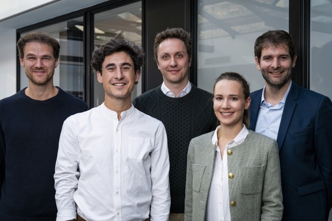 Stok a t fond en 2021 par (de gauche  droite) Nicolas Sayer (directeur technique), Jules Veyrat (prsident), Alexandre Andreini (direceteur des risques) et Philippe Mangematin (directeur de l'assurance). Franziska Geier, prsente sur la photo dirige l'activit en Allemagne. (Crdit Photo : Stok)