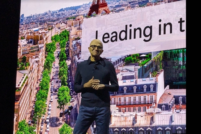 Aprs 6 ans d'absence en France, Satya Nadella le CEO de Microsoft, sur scne lors de l'AI Tour 2024 de l'diteur  Paris au CNIT de la dfense ce mardi 22 octobre 2024. (crdit : D.F.)