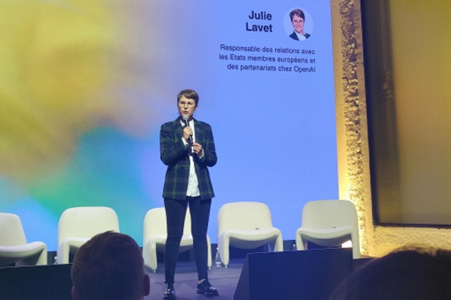 Julie Lavet, responsable des relations avec les Etats membres europens et des partenariats chez OpenAI France, a prsent brivement les ambitions du bureau parisien. (Crdit Photo: JC)