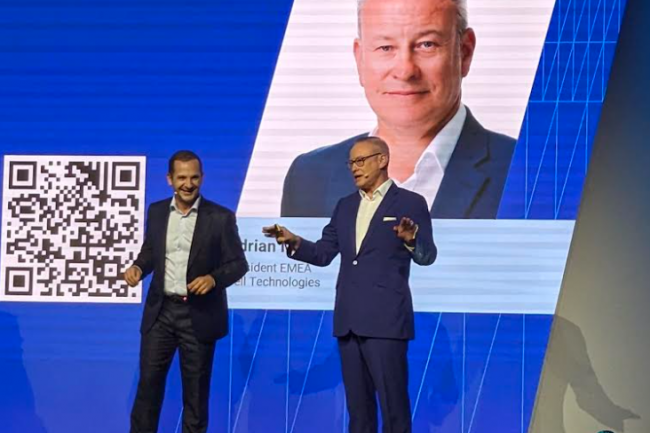 Anwar Dahab, directeur gnral de Dell Technologies France ( gauche), et Adrian McDonald, prsident EMEA de Dell Technologies, sur la scne du Dell Tehnologies Forum au Carrousel du Louvre  Paris ce 19 novembre 2024. (crdit : D.F.)