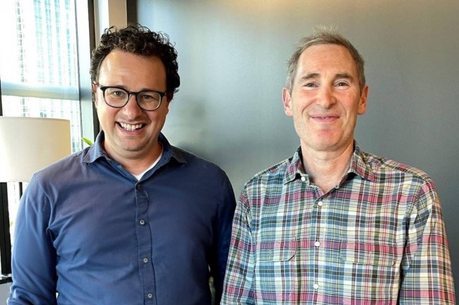 A gauche Dario Amodei (CEO d'Anthropic) et Andy Jassy (CEO d'Amazon) immortalisant une premire tranche d'investissement  4 Md$. (crdit : Andy Jassy)