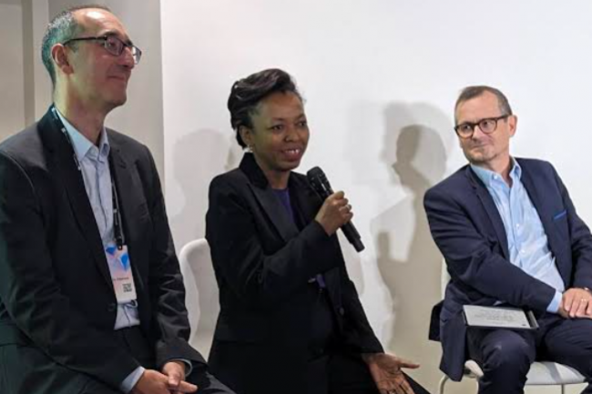 Karima Silvent (DRH Axa) a tmoign sur une table ronde lors de l'AI Tour Paris de Microsoft en octobre dernier aux cts de Emmanuel Nere (directeur Innovation et usine cognitive de Generali)  gauche et de Guillaume Lesage (directeur des oprations d'Amundi). crdit : D.F.