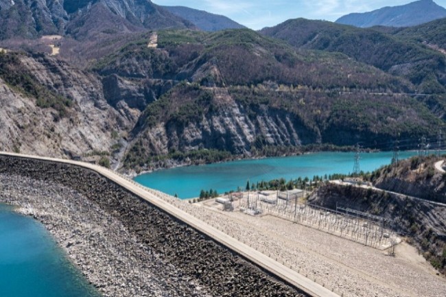 Siouh2 est vou  accompagner les agents du MTEECPR dans la planification de la maintenance des ouvrages hydrauliques. (Photo : barrage de Serre-Ponon D.R.)