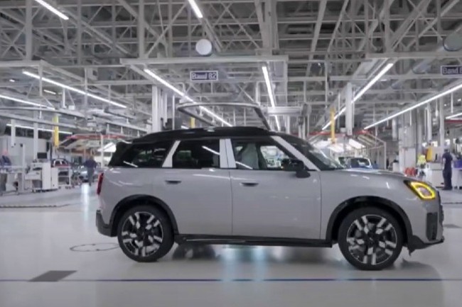 Un modle Mini Countryman s'loigne, sans chauffeur, de la ligne d'assemblage de l'usine de Leipzig. (Photo : BMW)