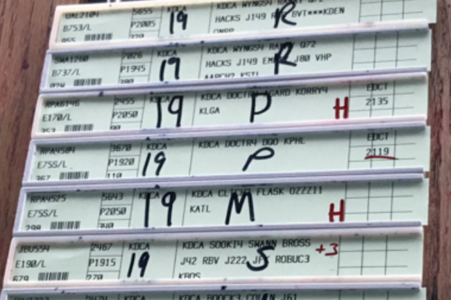 La plupart des tours de contrles amricaines fonctionnent encore avec des bandes de vols en papier, des disquettes pour transfrer les donnes et des ordinateurs sous Windows 95. (crdit : FAA)