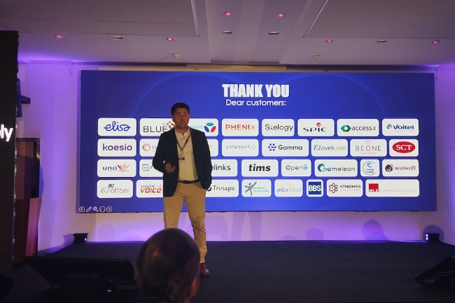 Bertrand Pourcelot, le PDG dEnreach For Service Providers, sest adress  ses partenaires pour leur expliquer la valeur ajoute autour des agents IA et de lIA Gen dans les communications unifies. (Crdit B.H.)