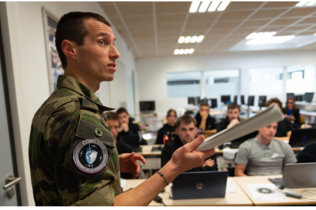Lexercice DefHack donne aux armes la possibilit prsenter leurs mtiers en cyberscurit aux tudiants ingnieurs ainsi que les perspectives de carrire qui les attendent.(Crdit : Comcyber)