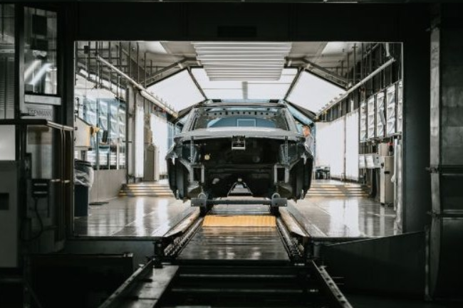 Dans lusine Jaguar Land Rover de Halewood, non loin de Liverpool. Le redmarrage de cette unit fait partie des  prochaines tapes  du plan de reprise du constructeur. (Photo : Jaguar Land Rover)