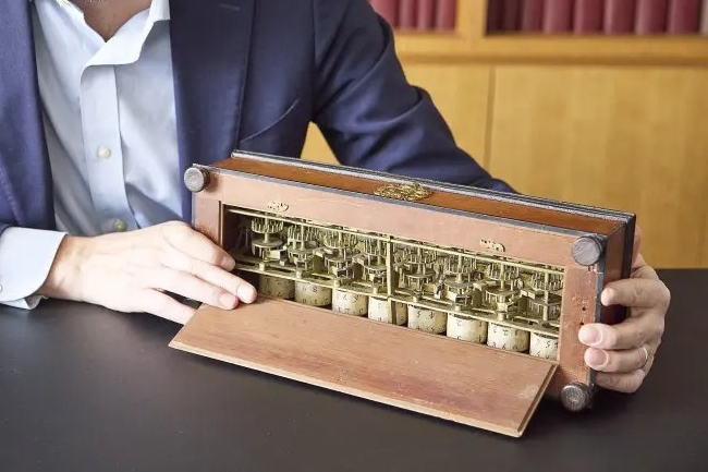 Telex : Adobe acquiert Semrush pour 1,9 Md$, Tesla veut produire ses propres puces, La vente de la Pascaline bloquée