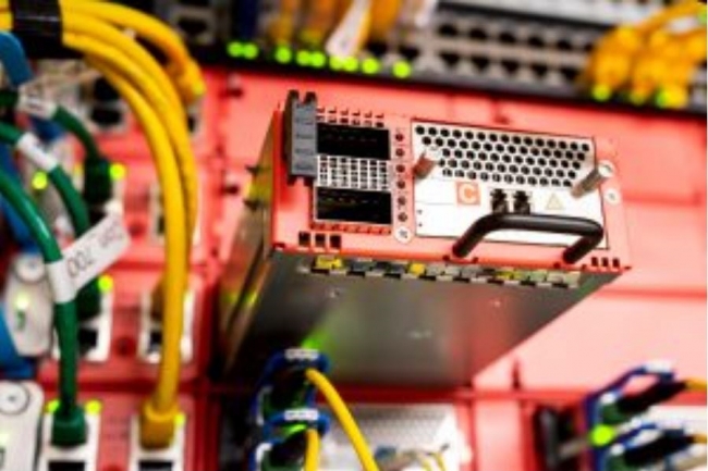 AWS dope ses réseaux longue distance avec un transpondeur optique sur mesure