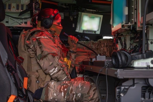 L'IA développée par Airbus servira, par exemple, à exploiter en temps réel les données issues de capteurs, en opérations. (Exercice Small Joint Operation 25. Photo : N.Haeussler/armée de Terre/Défense) L'IA développée par Airbus servira, par exemple, à exploiter en temps réel les données issues de capteurs, en opérations. (Exercice Small Joint Operation 25. Photo : N.Haeussler/armée de Terre/Défense)