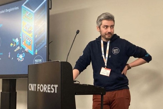 Gwendal Yviquel, chef de produit en capacités IA d’Adeo, lors du salon Future of Software Technologies : « nous n’avons pas l’intention d’héberger nos propres modèles dans l’immédiat, les évolutions de la technologie étant trop rapides. » (Photo : R.F.) Gwendal Yviquel, chef de produit en capacités IA d’Adeo, lors du salon Future of Software Technologies : « nous n’avons pas l’intention d’héberger nos propres modèles dans l’immédiat, les évolutions de la technologie étant trop rapides. » (Photo : R.F.)