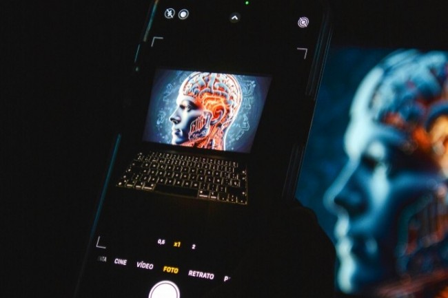 Les politiques d'encadrement de l'IA des entreprises restent insuffisantes face au Shadow AI. (Photo : A.Geranrekab/Unsplash) Les politiques d'encadrement de l'IA des entreprises restent insuffisantes face au Shadow AI. (Photo : A.Geranrekab/Unsplash)