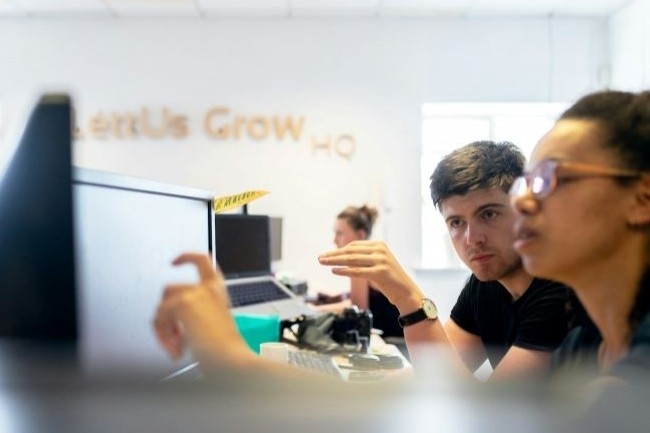 Miser sur un éditeur pour l’intégration native de toutes les fonctions ou compléter le cœur ERP avec des modules tiers ou développés en vibe coding ? C’est un des dilemmes qui se posent aux DSI en 2026. (Thisisengineering/Unsplash) Miser sur un éditeur pour l’intégration native de toutes les fonctions ou compléter le cœur ERP avec des modules tiers ou développés en vibe coding ? C’est un des dilemmes qui se posent aux DSI en 2026. (Thisisengineering/Unsplash)