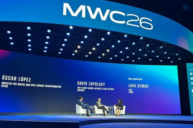 Au côté du ministre de la transformation numérique espagnol, Oscar Lopez, le vice-président senior et directeur des affaires publiques d'Amazon David Zapolsky a annoncé un investissement de 33,7 Md€ en Espagne lors du MWC 2026. (crédit : GSMA) Au côté du ministre de la transformation numérique espagnol, Oscar Lopez, le vice-président senior et directeur des affaires publiques d'Amazon David Zapolsky a annoncé un investissement de 33,7 Md€ en Espagne lors du MWC 2026. (crédit : GSMA)