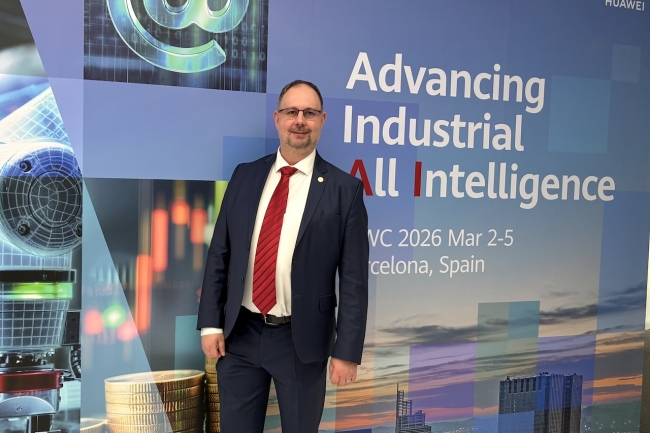 Selon Christophe Batiard, tous les grands équipementiers travaillent déjà à la future norme WiFi 8, en particulier sur la réduction des interférences dans les bandes de 40 et 80 MHz afin d’« offloader le trafic de manière plus efficace ». (Crédit P.K.) Selon Christophe Batiard, tous les grands équipementiers travaillent déjà à la future norme WiFi 8, en particulier sur la réduction des interférences dans les bandes de 40 et 80 MHz afin d’« offloader le trafic de manière plus efficace ». (Crédit P.K.)