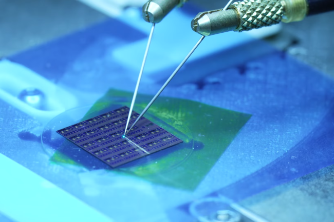 Microsoft teste des liaisons optiques basées sur des microLED pour les interconnexions au sein des datacenters IA. (Crédit Microsoft) Microsoft teste des liaisons optiques basées sur des microLED pour les interconnexions au sein des datacenters IA. (Crédit Microsoft)