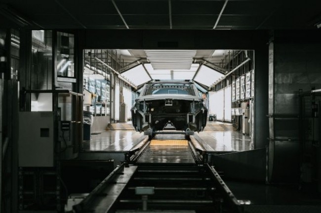 Sur la chaîne de montage de l’usine Jaguar Land Rover de Halewood, non loin de Liverpool. La production y a été à l’arrêt tout le mois de septembre dernier et n’a repris que progressivement à partir de début octobre. (Photo : JLR) Sur la chaîne de montage de l’usine Jaguar Land Rover de Halewood, non loin de Liverpool. La production y a été à l’arrêt tout le mois de septembre dernier et n’a repris que progressivement à partir de début octobre. (Photo : JLR)