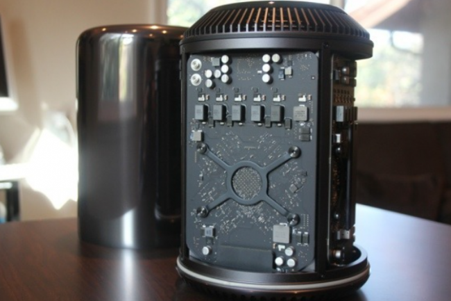 La première version du Mac Pro d'Apple, lancée en 2013, osait un design cylindrique, un format inédit et à même de se démarquer sur un marché saturé des stations de travail. (crédit :IDG) La première version du Mac Pro d'Apple, lancée en 2013, osait un design cylindrique, un format inédit et à même de se démarquer sur un marché saturé des stations de travail. (crédit :IDG)