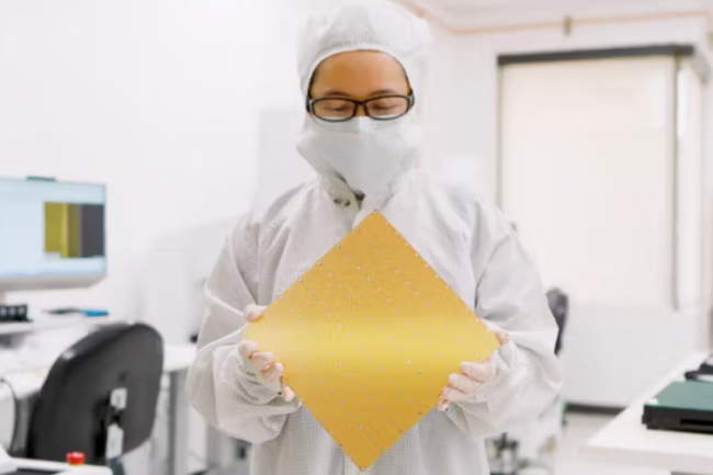 Le wafer-scale engine 3 de Cerebras embarque 4 000 milliards de transistors, 900 000 cœurs pour une performance théorique de 125 pétaflops. (Crédit Cerebras) Le wafer-scale engine 3 de Cerebras embarque 4 000 milliards de transistors, 900 000 cœurs pour une performance théorique de 125 pétaflops. (Crédit Cerebras)